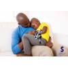 Ein Vater tröstet seinen Sohn, der auf seinem Schoß sitzt und ein Wärme- & Kühlkissen im Kuhdesign auf dem Bauch hält.
