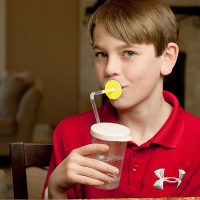 Teenager trinkt aus dem Sip-Tip Trinkbecher mit gelben Lipblock
