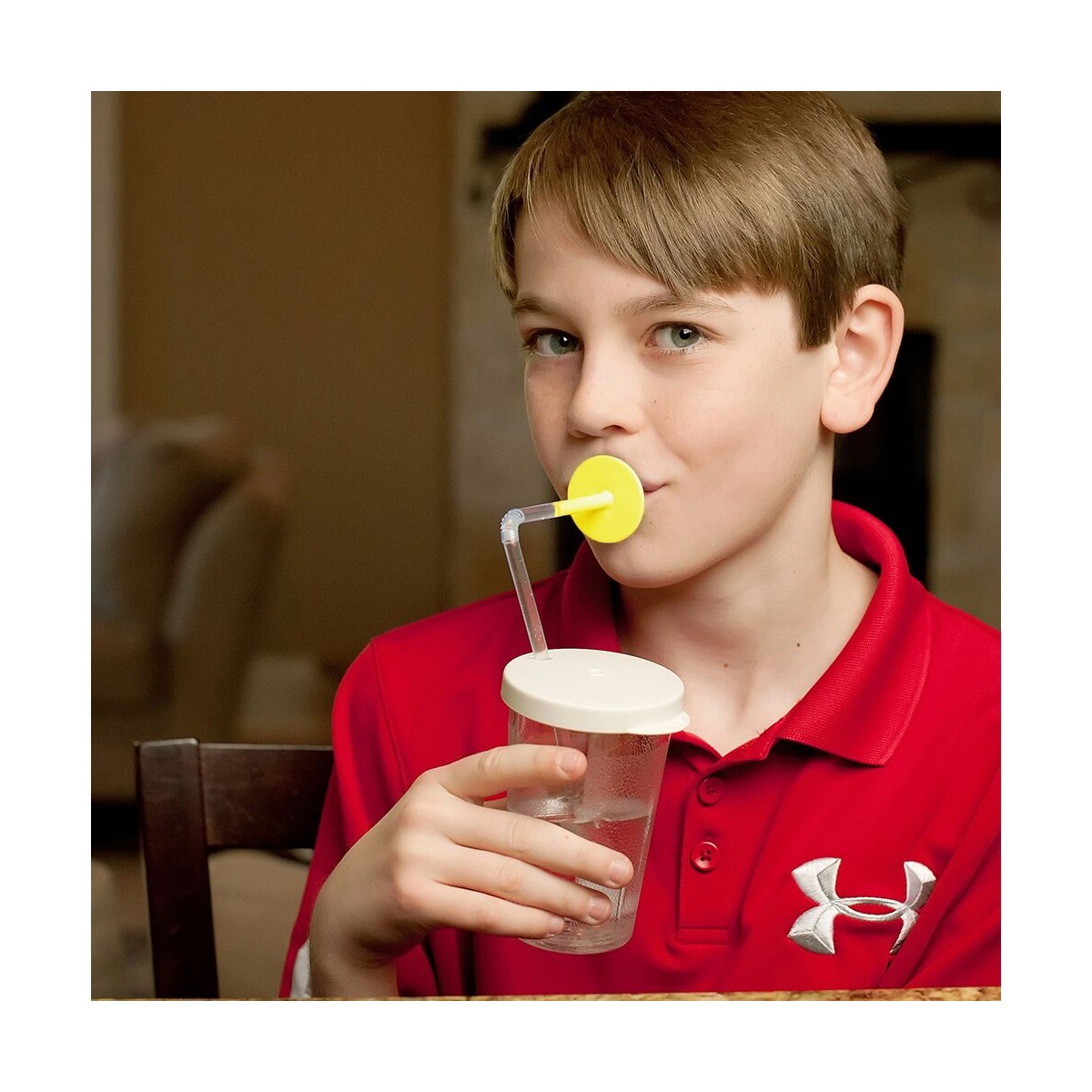 Teenager trinkt aus dem Sip-Tip Trinkbecher mit gelben Lipblock