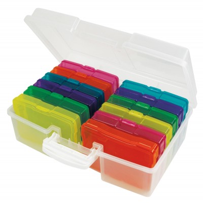 Durchsichtiger Koffer, gefüllt mit 12 farbitransparenten Dosen.
