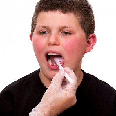 ARK's oro-Navigator™ Anwendungsbeispiel: Teenager übt die Zungenbeweglichkeit, Zunge wird vomeiner zur anderen Seite navigiert.